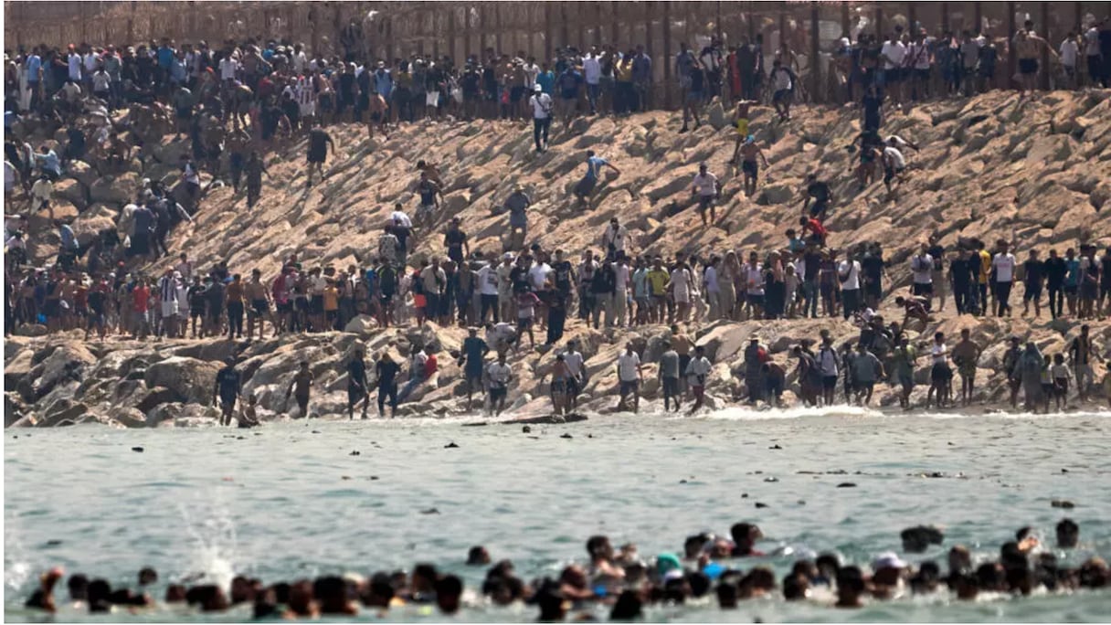 Des migrants traversant à la nage vers Sebta, le jeudi 30 juillet 2026.