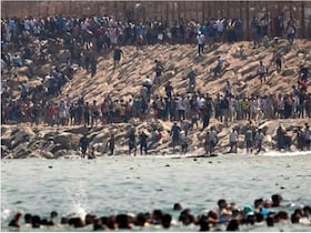 Des migrants traversant à la nage vers Sebta, le jeudi 30 juillet 2026.
