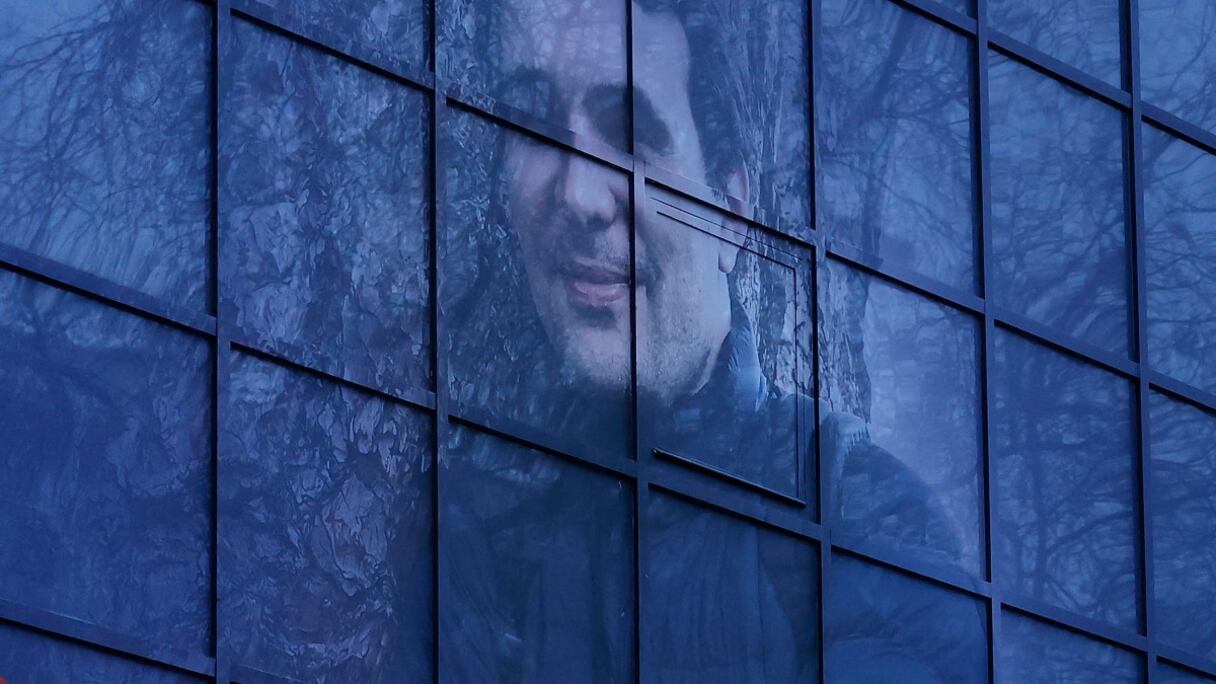 Une banderole réclamant la libération du journaliste Christophe Gleizes, sur la façade du siège de la Fédération française de football (FFF), dans le centre de Paris.