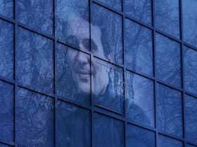 Une banderole réclamant la libération du journaliste Christophe Gleizes, sur la façade du siège de la Fédération française de football (FFF), dans le centre de Paris.