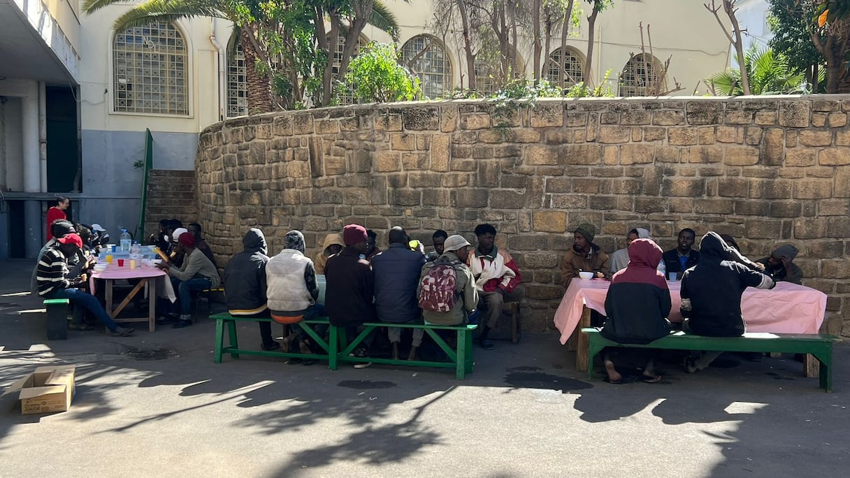 Des migrants subsahariens en train de prendre leur petit-déjeuner offert par le Collectif Casa Lumière.