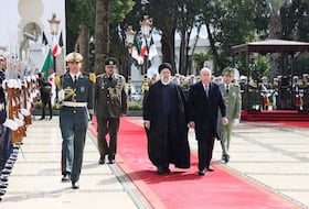 Le président algérien Abdelmadjid Tebboune et l'ancien président iranien Ebrahim Raïssi, en mars 2024 à Alger.