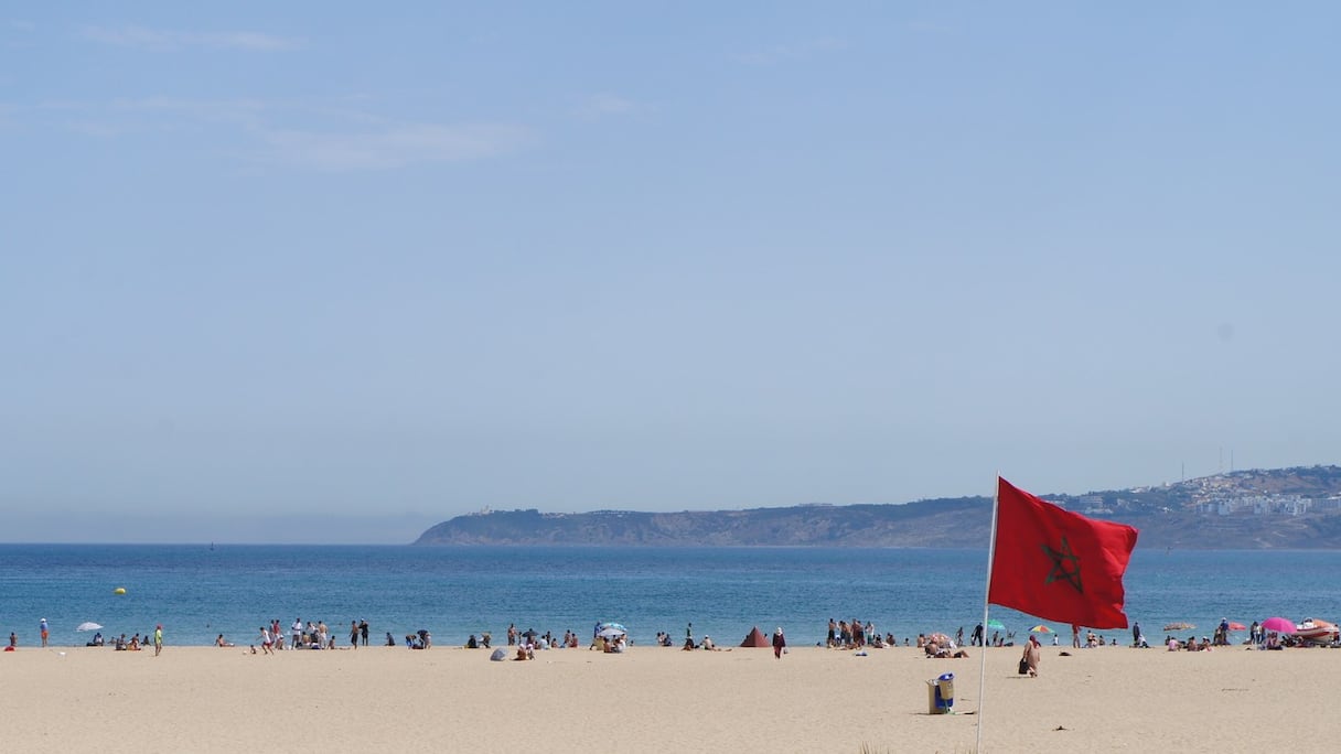 Plage du cap Spartel, à 14 kilomètres à l'ouest de Tanger. Au large de ce promontoire de la côte du Maroc, à l'entrée sud du détroit de Gibraltar, se trouve le banc Spartel, un haut-fond dont certains ont voulu faire l'île légendaire de l'Atlantide.
