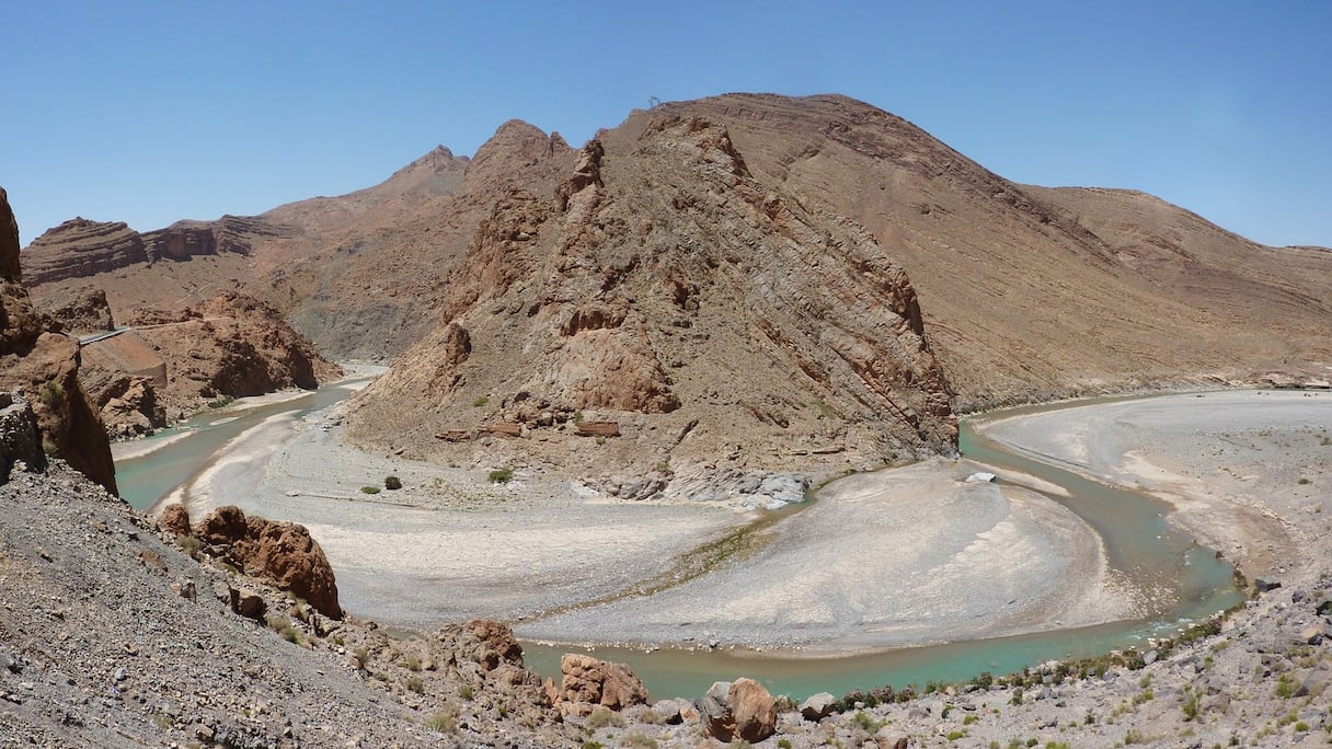 Gorges du Ziz, entre Rich et Errachidia. La route qui traverse ces gorges longe l'oued du même nom, dont le lit est le plus souvent asséché. Prenant sa source dans le Haut Atlas oriental, l'oued Ziz facilitait autrefois le transit humain à travers cette région montagneuse.