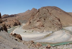 Gorges du Ziz, entre Rich et Errachidia. La route qui traverse ces gorges longe l'oued du même nom, dont le lit est le plus souvent asséché. Prenant sa source dans le Haut Atlas oriental, l'oued Ziz facilitait autrefois le transit humain à travers cette région montagneuse.
