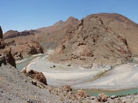 Gorges du Ziz, entre Rich et Errachidia. La route qui traverse ces gorges longe l'oued du même nom, dont le lit est le plus souvent asséché. Prenant sa source dans le Haut Atlas oriental, l'oued Ziz facilitait autrefois le transit humain à travers cette région montagneuse.