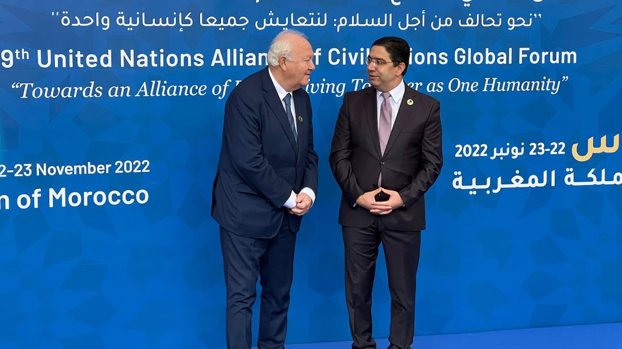 Miguel Ángel Moratinos, ancien ministre des Affaires étrangères d'Espagne et Nasser Bourita, ministre des Affaires étrangères à l'ouverture du Forum de l'alliance des civilisations, le 22 novembre 2022 à Fès.