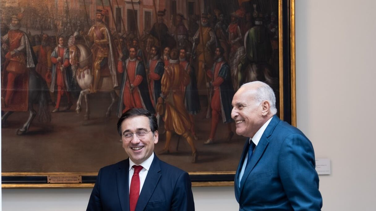 A droite, le ministre des Affaires étrangères algérien Ahmed Attaf à Madrid dans le cadre des négociations sur le Sahara. Ici avec son homologue espagnol José Manuel Albares.