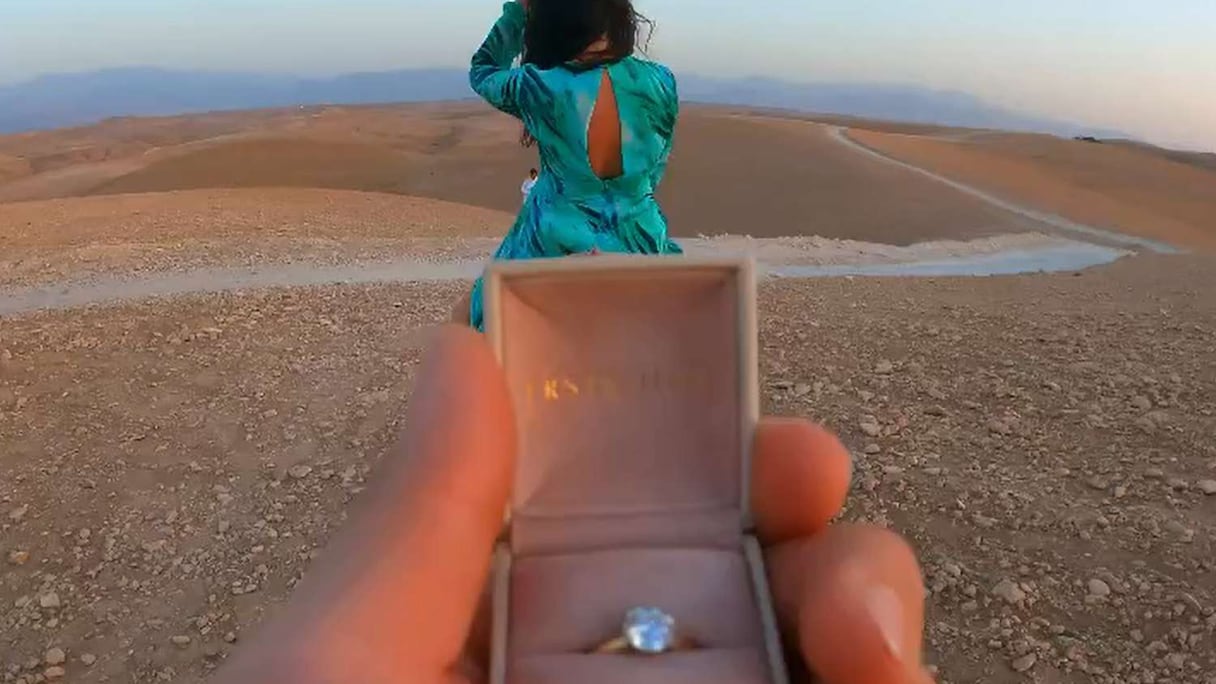 La demande en mariage de Zeeoko Zaki à sa fiancée Renée Monaco, dans le désert d'Agafay.