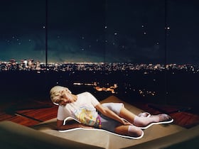 Iris Law est la nouvelle égérie de la collection Resort 2026 de la marque "Casablanca", fondée par Charaf Tajer.