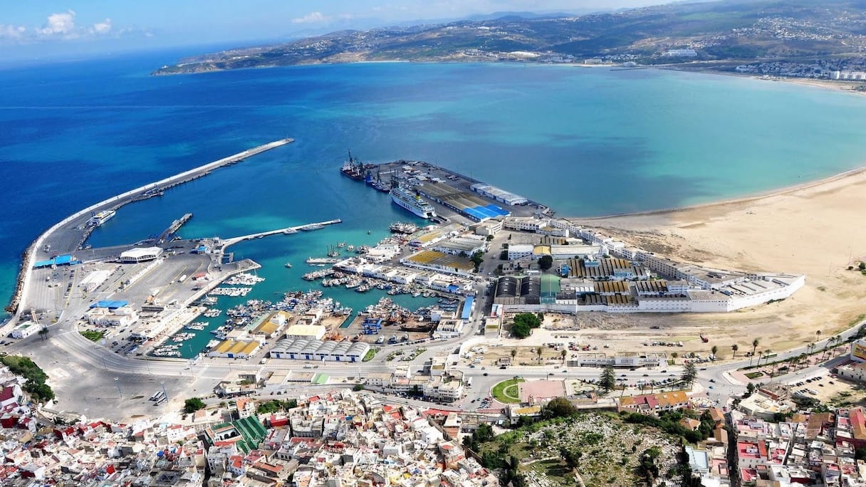 Le port de Tanger-Med et la baie de Tanger. Avec près de 9 millions de conteneurs par an, c'est aujourd'hui le plus grand port de transbordement d'Afrique, devant celui de Durban. L'ouverture en 2019 de Tanger Med II l'a classé dans le top 20 des plus grands ports à conteneurs du monde.
