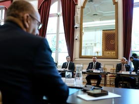 Le ministre algérien de l'Intérieur, des Collectivités locales et des Transports, Saïd Sayoud (à droite), assiste à une réunion avec le ministre français de l'Intérieur, Laurent Nuñez (à gauche), au ministère français de l'Intérieur à Paris, le 1er juin 2026.
