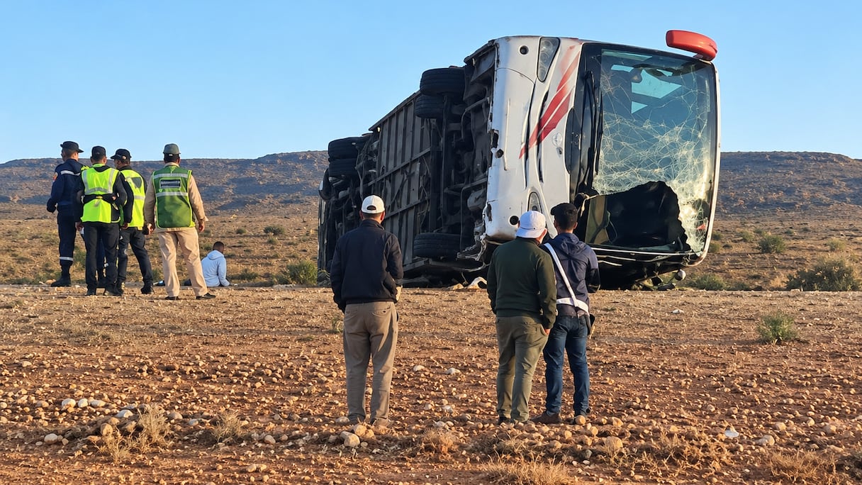 L'autocar reversé près de Tagounite, dans la province de Zagora.