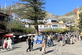 بين شلالات «رأس الماء» وهدوء المدينة الزرقاء.. ما الذي يبحث عنه السياح الأجانب في شفشاون؟