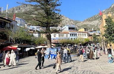 بين شلالات «رأس الماء» وهدوء المدينة الزرقاء.. ما الذي يبحث عنه السياح الأجانب في شفشاون؟