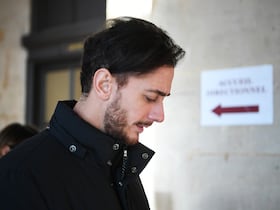 Le chanteur marocain Saad Lamjarred, accusé d'avoir violé Laura Prioul en 2016, arrive pour l'ouverture de son procès, à la cour d'assises de Paris, le 21 février 2023.