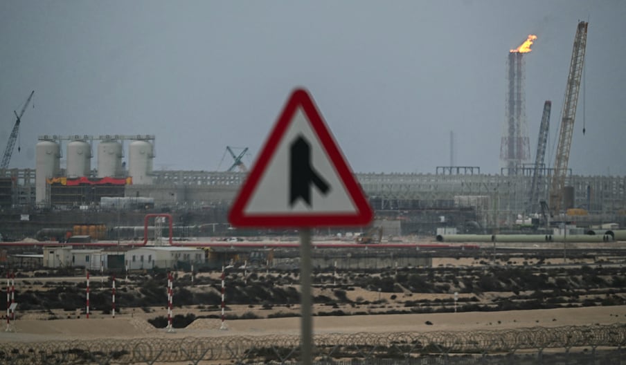 Cette photo montre les installations opérationnelles de QatarEnergy dans la ville industrielle de Ras Laffan, le 2 mars 2026, jour où le Qatar a annoncé la suspension de sa production de gaz naturel liquéfié.