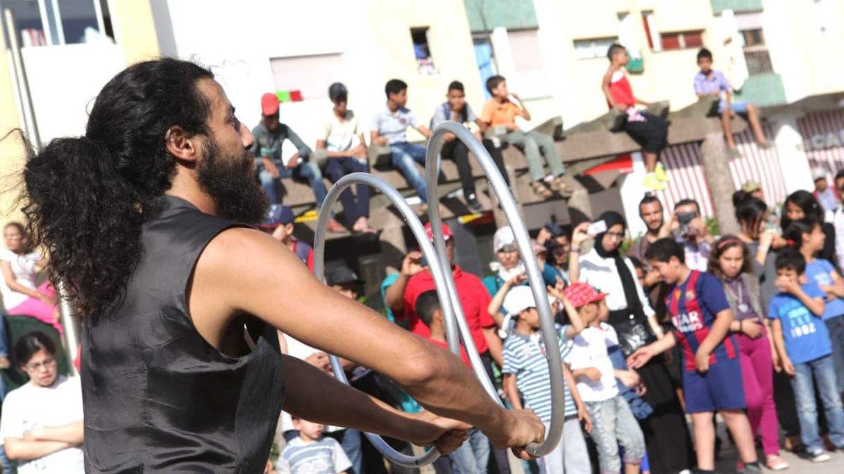 Le collectif a été créé en 2013 afin de réunir des circassiens issus de l’École Nationale de Cirque Shems’y, des techniciens bricoleurs et des jeunes artistes.