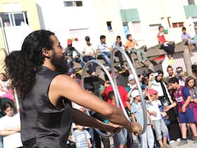 Le collectif a été créé en 2013 afin de réunir des circassiens issus de l’École Nationale de Cirque Shems’y, des techniciens bricoleurs et des jeunes artistes.