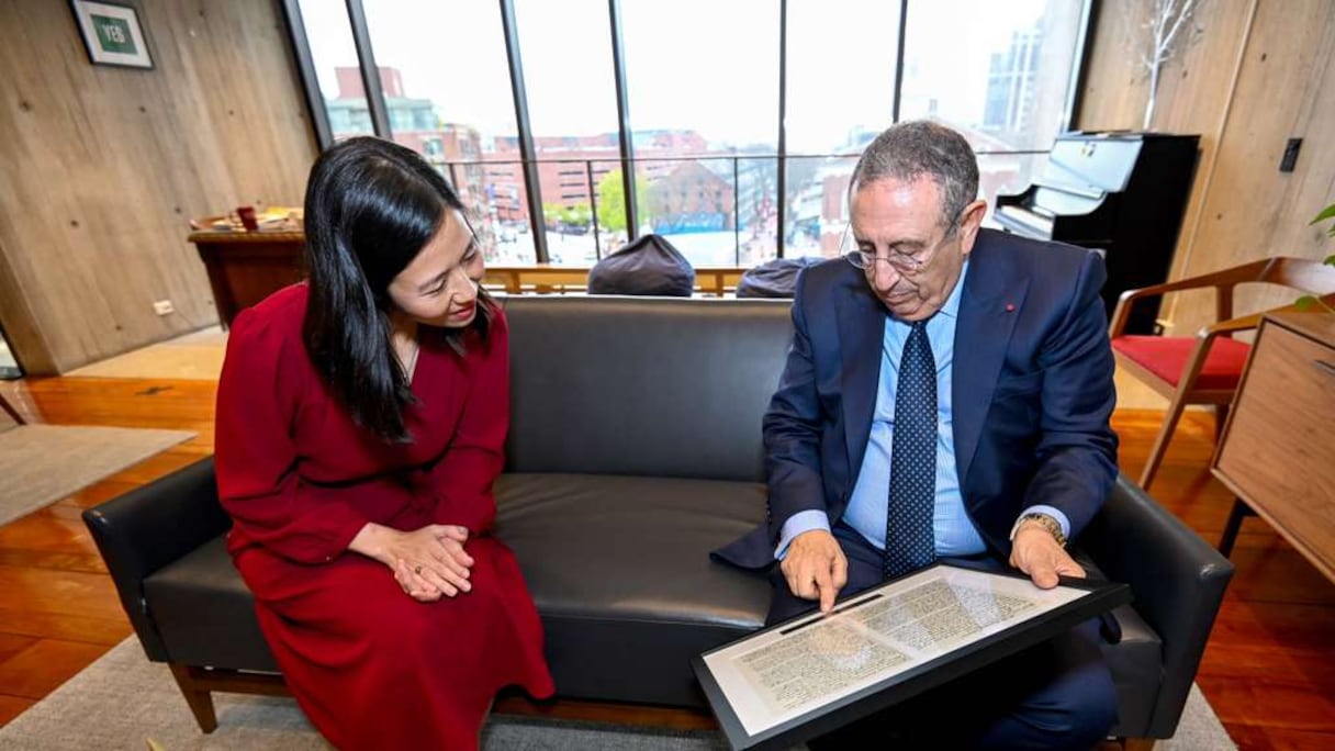 L'ambassadeur Youssef Amrani avec Michelle Wu, maire de Boston.