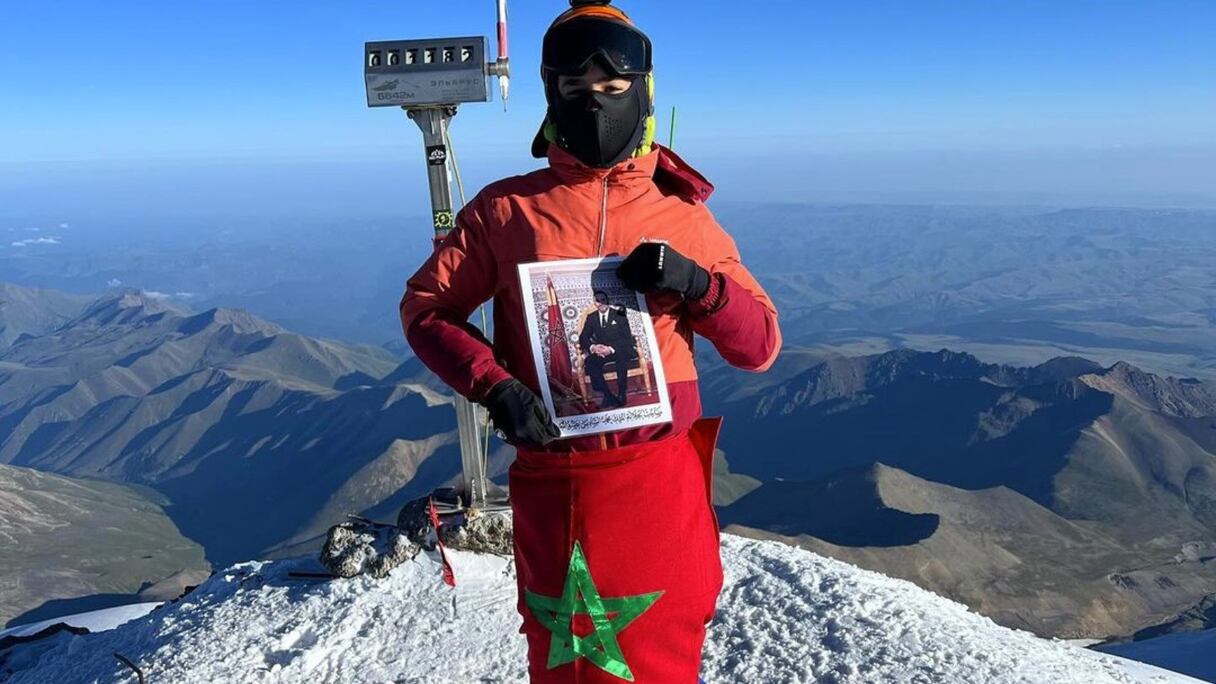 Youssef Tazi au sommet du mont Elbrouz, en Russie.