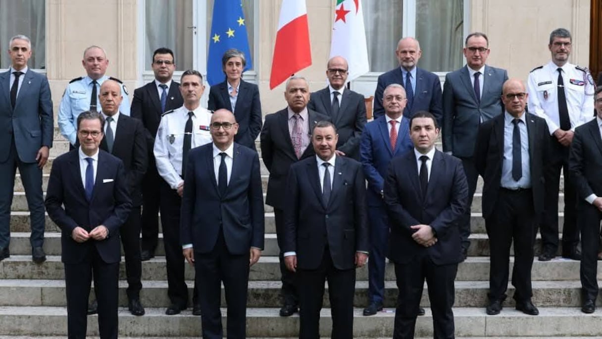 La photo de famille concluant la rencontre bilatérale du 1er juin 2026 à Paris entre ministres de l’Intérieur et hauts responsables sécuritaires français et algériens.