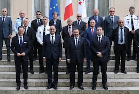 La photo de famille concluant la rencontre bilatérale du 1er juin 2026 à Paris entre ministres de l’Intérieur et hauts responsables sécuritaires français et algériens.