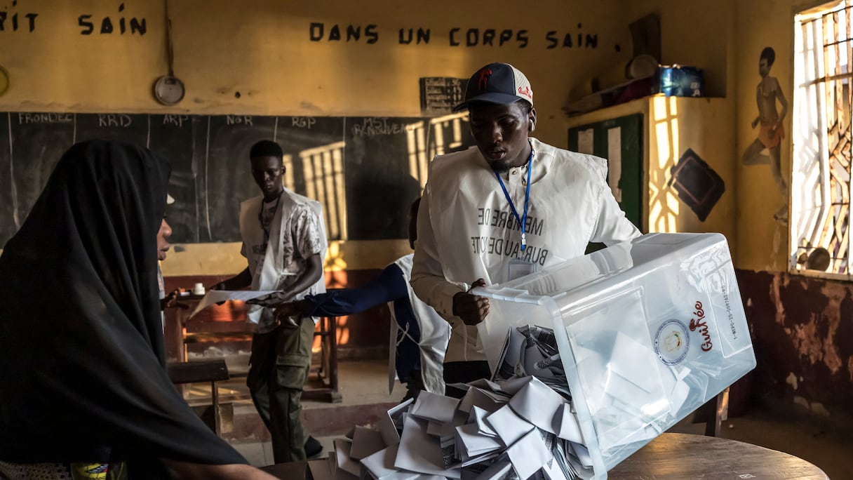 Décompte des voix dans une bureau de vote lors de la présidentielle, à Conakry, le 28 décembre 2025