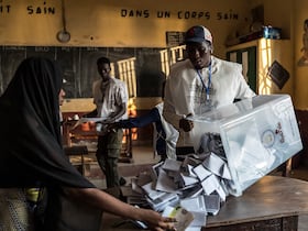 Décompte des voix dans une bureau de vote lors de la présidentielle, à Conakry, le 28 décembre 2025