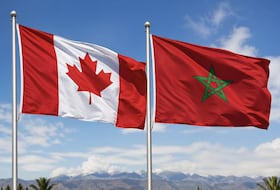 Les drapeaux du Maroc et du Canada.