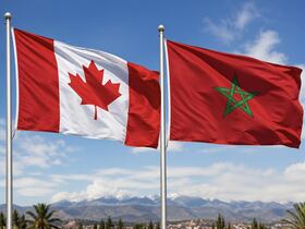 Les drapeaux du Maroc et du Canada.