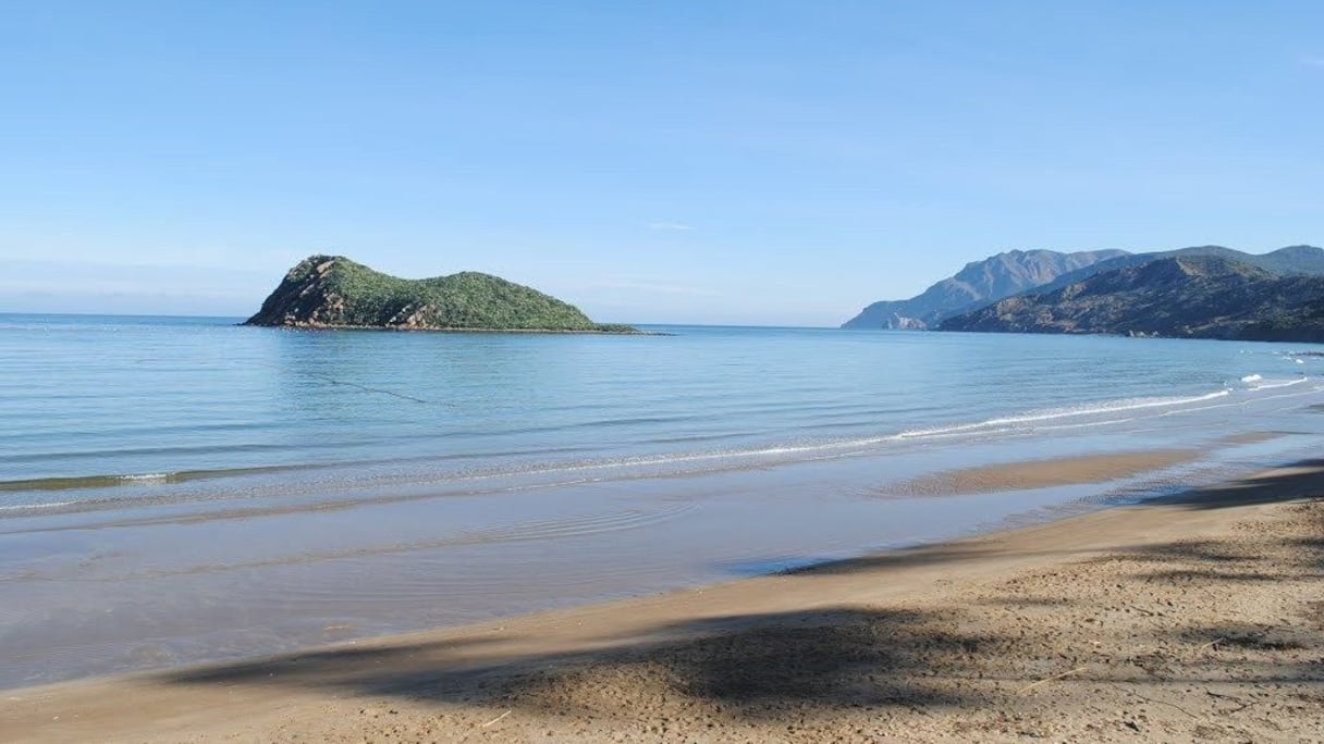 Baie de Cala Iris, province d'Al Hoceima. Al Hoceima avait été classée, en 2015, septième plus belle ville au monde pour la beauté de ses plages, par le très select site de voyages Urban City Guides (ucityguides.com).