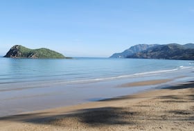 Baie de Cala Iris, province d'Al Hoceima. Al Hoceima avait été classée, en 2015, septième plus belle ville au monde pour la beauté de ses plages, par le très select site de voyages Urban City Guides (ucityguides.com).