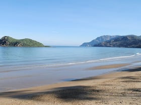 Baie de Cala Iris, province d'Al Hoceima. Al Hoceima avait été classée, en 2015, septième plus belle ville au monde pour la beauté de ses plages, par le très select site de voyages Urban City Guides (ucityguides.com).