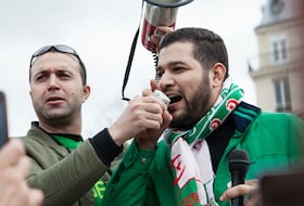 Amir Boukhors, alias Amir DZ, célèbre youtubeur et opposant algérien réfugié en France.