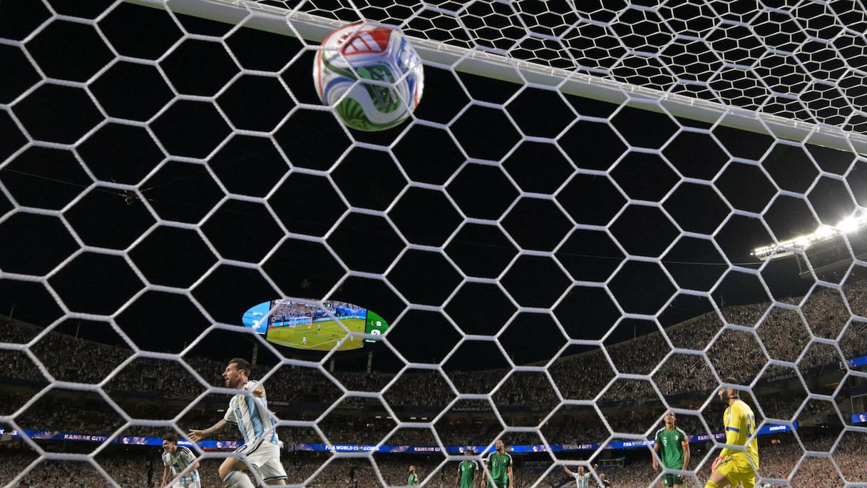 L’attaquant numéro 10 de l’Argentine, Lionel Messi, célèbre son deuxième but pour son équipe lors du match de football du Groupe J de la Coupe du monde 2026 opposant l’Argentine et l’Algérie au Kansas City Stadium à Kansas City, le 16 juin 2026.