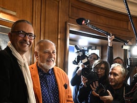 Lauréat du prix Goncourt, l’écrivain franco-algérien Kamel Daoud (à gauche) pose avec l'écrivain marocain Tahar Ben Jelloun après avoir reçu son prix pour son roman Houris au restaurant Drouant, à Paris, le 4 novembre 2024.
