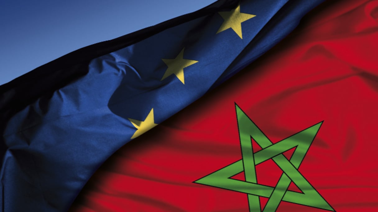 Drapeaux du Maroc et de l'Union européenne.
