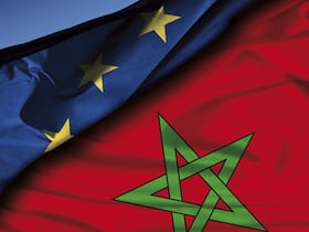 Drapeaux du Maroc et de l'Union européenne.
