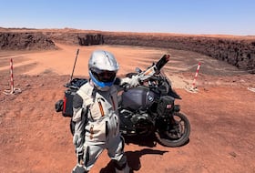 Le motard qatari Khalid Al-Jaber immortalisant le grand trou géant présenté comme la mine de fer de Ghar Djebilet au sud algérien.