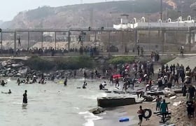 Une capture d'écran de migrants atteignant Sebta à la nage.