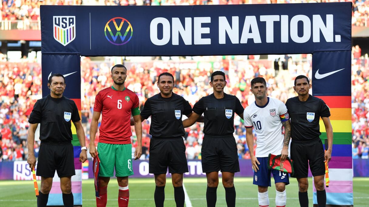 Romain Saïss et Christian Pulisic avant le coup d'envoi de USA-Maroc.