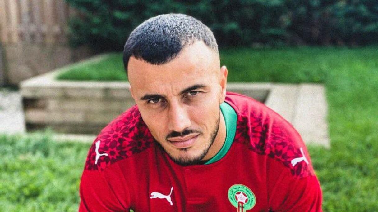 Romain Saiss porte le nouveau maillot domicile des Lions de l'Atlas.