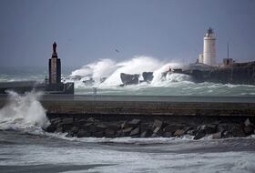 ميناء طريفة بجنوب إسبانيا