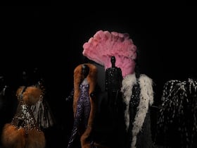 Vue de l'exposition "Yves Saint Laurent en scène", qui se tient au Musée Yves Saint Laurent Marrakech (mYSLm), jusqu'au 5 janvier 2027.