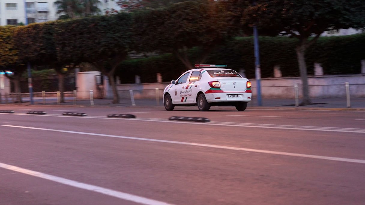 Dans une rue de Casablanca, une voiture de police veille au respect du confinement.