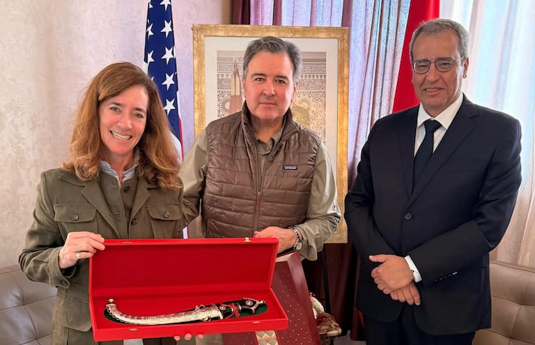 L’ambassadeur des États-Unis au Maroc, Duke Buchan III et Ali Khalil, wali de la région Dakhla-Oued Eddahab, mercredi 6 mai 2026 à Dakhla.