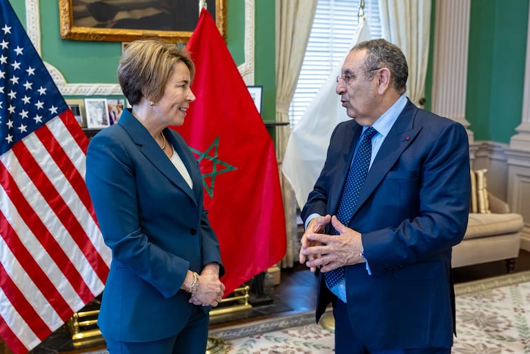 L'ambassadeur Youssef Amrani avec la gouverneure de l’Etat du Massachusetts, Maura T. Healey.