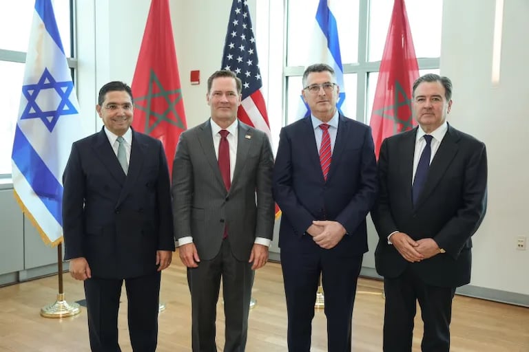 Le ministre marocain des Affaires étrangères Nasser Bourita, l'ambassadeur des États-Unis auprès de l'ONU Mike Waltz, le ministre israélien des Affaires étrangères Gideon Sa'ar et l’ambassadeur des Etats-Unis au Maroc, Duke Buchan III.
