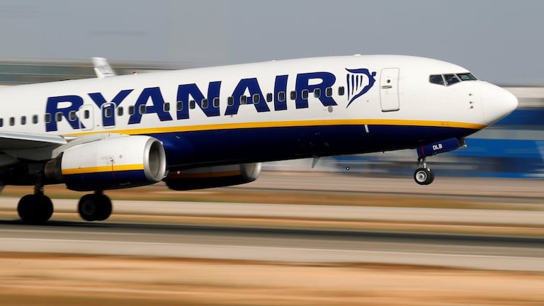 Un appareil de la compagnie irlandaise à bas coûts, en plein décollage sur la piste d'envol d'un aéroport.